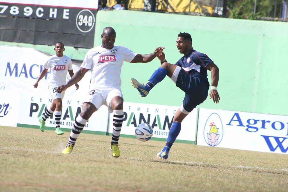 Acción del juego entre Moca FC vs Delfines del este